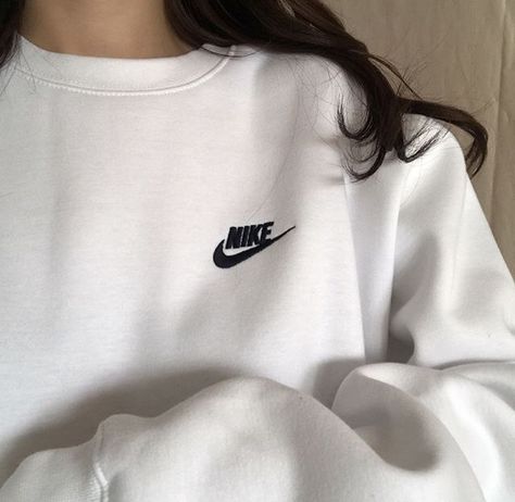 ↬*｡ﾟ͏𝖼𝗋𝗎𝗇𝖼𝗁𝖼𝗋𝗎𝗇𝖼𝗁𝗂𝖾𝗌 Nike Sweatshirt Outfit, Gina Lorena, Nike Hoodie Outfit, Hoddies Outfits, Cute Nike Outfits, Fotografi Vintage, Hoodie Aesthetic, Nikes Girl, Nike Sweater