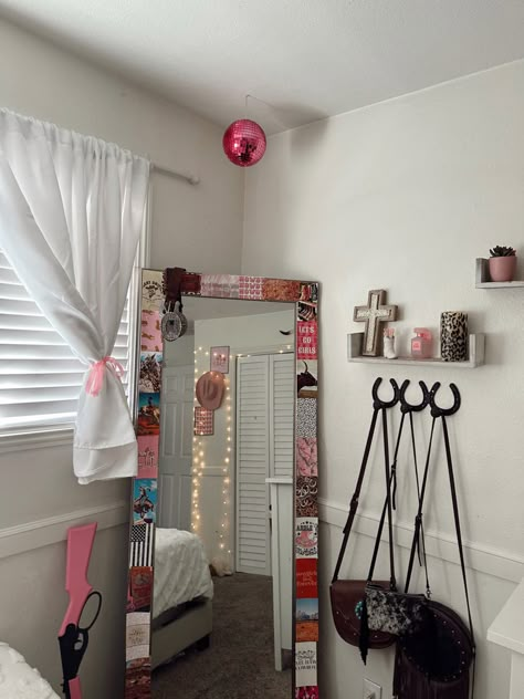 Preppy Western Decor, Aesthetic Western Bedroom, Pink Country Room Aesthetic, Room Decor Cowgirl, Pink Western Bedroom Ideas, Room Inspo Country, Preppy Cowgirl Room Ideas, Pink Country Room, Pink Cowgirl Room Decor