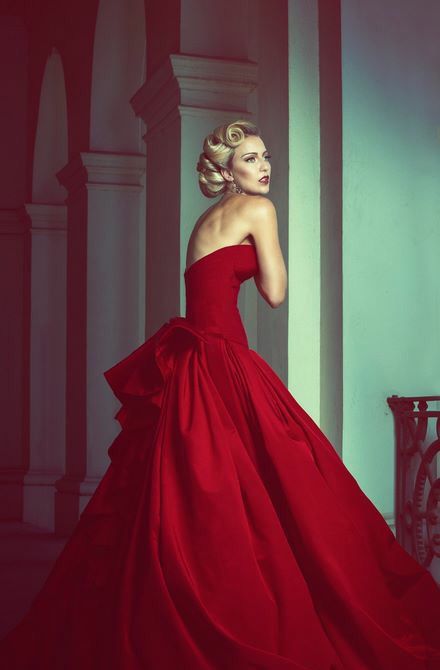 Red Dress Stile Pin Up, Classic Red Dress, Opera Dress, Red Ball Gowns, Look Formal, Red Gowns, Vintage Vogue, Root Chakra, Gorgeous Gowns