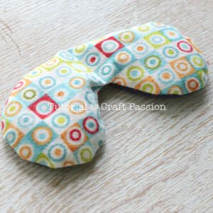 Soothing Eye Mask - Free Sewing Pattern • Craft Passion Homemade Sleep Mask, Eye Mask Sleep Pattern, Eye Patch Pattern Sew, Eye Mask Sewing Pattern, Diy Weighted Eye Mask, Eye Heating Pad, Eye Mask Design, Diy Rice Bags, Diy Eye Mask