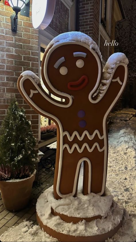 Outside Christmas Theme Ideas, Lifesize Gingerbread Man, Diy Wooden Gingerbread Men, Grocery Store Christmas Decorations, Giant Gingerbread Man Decoration, Christmas Deco Outdoor, Gingerbread Exterior Decorations, Outdoor Christmas Diy Decor, Jumbo Christmas Decorations