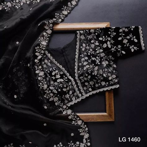 Black Blouse Designs, Saree Fancy, Elegant Sarees, Blouse Designs High Neck, Blouse Designs Catalogue, Simple Saree Designs, Fashionable Saree Blouse Designs, Ladies Blouse Designs, Elegant Blouse Designs