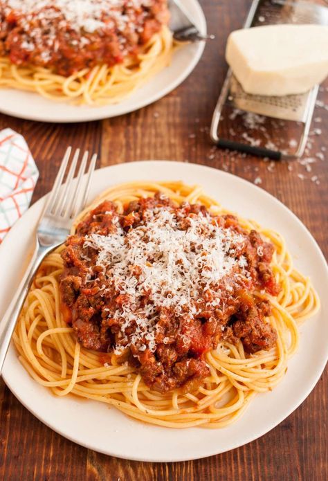 The classic pasta sauce just got a whole lot easier. Slow Cooker Bolognese Sauce, Makanan Cepat Saji, Slow Cooker Bolognese, Bolognese Sauce Recipe, Bolognese Sauce, Makanan Diet, Meat Sauce, Crock Pot Cooking, Food Cravings