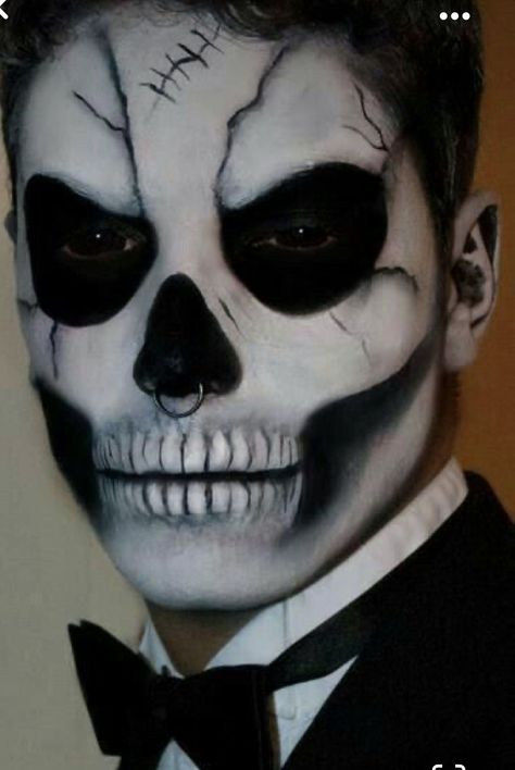 Family Halloween Costumes For 4, Family Costumes For 4, Male Skeleton, Halloweenský Makeup, Den Mrtvých, Dead Makeup, Skeleton Makeup, Amazing Halloween Makeup, Halloween Men