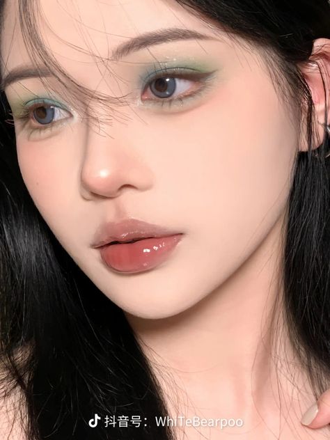 Playful Makeup, Christmas Makeup Looks, Christmas Eyeshadow, Ball Makeup, Asian Makeup Looks, Christmas Makeup Look, Douyin Makeup, Cool Makeup Looks, Ethereal Makeup