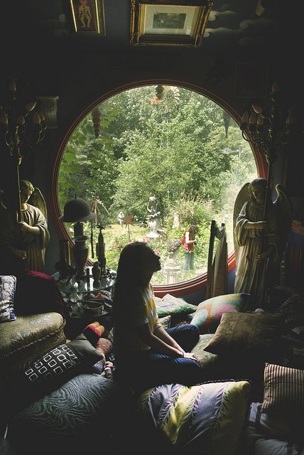 omfg, what a fantastic room, wish I could take a nap there in the pile of cushions. Hipster Room, Mundo Hippie, Casa Hobbit, Round Window, Bohol, Meditation Space, Meditation Room, Ways Of Seeing, Boho Home