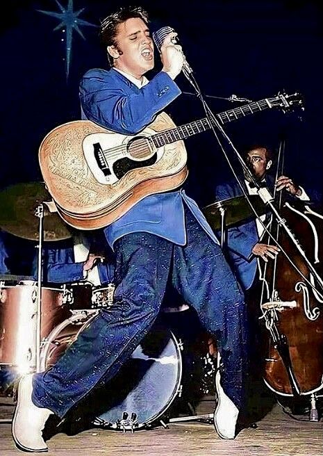 Elvis Presley Trouble Performance, Austin Butler Guitar, Elvis Presley On Stage, Elvis Aesthetic, Elvis Performing, Elvis Concert, Elvis Wallpaper, Elvis Presley Concerts, Elvis Presley Images