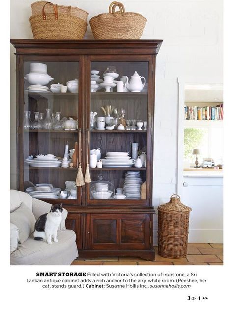 Decorating Above Cabinets, Above Cabinets, Decor Ikea, Casa Vintage, Antique Cabinets, Vintage Baskets, Kitchen Decorating, Retro Home Decor, Decor Minimalist