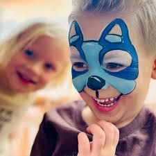 Bluey Facepainting, Bluey And Bingo Costume, Easy Face Painting Designs, Blue Face Paint, Animal Face Paintings, Face Painting For Boys, Baby Cosplay, Face Painting Tutorials, Bluey Party