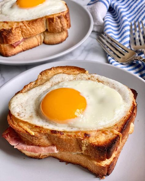 Croque Madame Recipe, Sandwiches Healthy, Oven French Toast, French Sandwich, Fried Egg Sandwich, French Toast Casserole Recipes, Eggs Breakfast, Ham And Eggs, Croque Madame