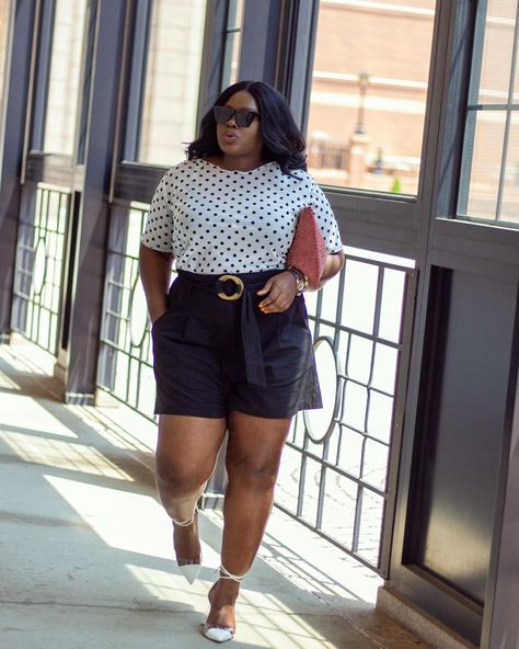 Tailored Shorts Outfit, Plus Size Shorts Outfit, Dress Shorts Outfit, Wider Hips, Fresh Outfits, Shorts Outfit, Tailored Shorts, Black Short Dress, Moda Plus