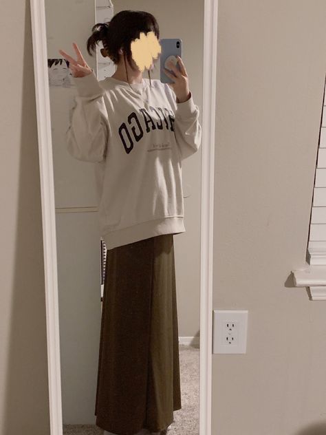 𝓢𝓴𝓲𝓻𝓽 𝓸𝓾𝓽𝓯𝓲𝓽 Sweatshirt With Long Skirt, Three Quarter Zip Sweatshirt Outfit, Hoodie With Long Skirt, Oversized Hoodie And Skirt Outfit, Quarter Zip Sweatshirt Outfit, Skirt And Sweatshirt Outfit, Sweatshirt With Skirt, Sketch Pose, Oversize Outfit