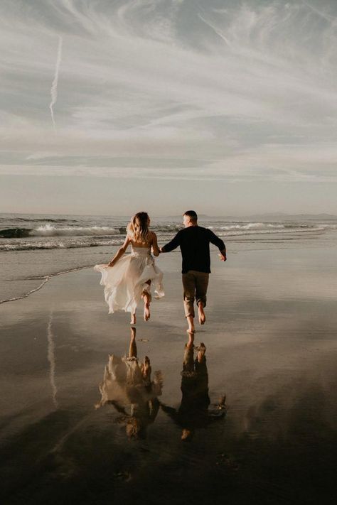 Beach Wedding Pics, Engagement Photo Shoot Beach, Couples Beach Photography, Wedding Fotos, Engagement Pictures Poses, Beach Wedding Photography, Beach Wedding Photos, Wedding Photography Tips, Beach Engagement Photos