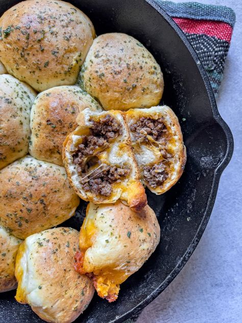 Taco Biscuit Bake, Meatless Chili, Leftover Taco Meat, Cheesy Biscuit, Tasty Pastry, Crescent Recipes, Canned Biscuits, Biscuit Bake, Meat Dinners