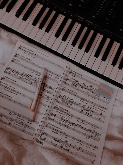 Piano Aesthetic, Tim Drake, Dark Academia Aesthetic, Music Aesthetic, Dessin Adorable, Academia Aesthetic, Music Studio, Day Night, Character Aesthetic