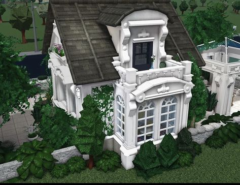 Realism Bloxburg House, Unique Bloxburg Houses Exterior, Fancy Castle Exterior, Bloxburg Conservatory, Fairy Grunge Bloxburg House, Roblox Bloxburg Victorian House, Statues Bloxburg, Small Victorian Homes Bloxburg, Detailed Bloxburg Exterior