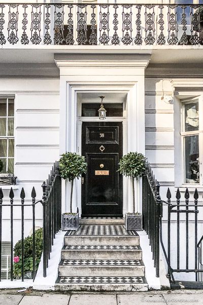 Elegant door in Knightsbridge, London. This part of the city has some of the prettiest houses in London. Click through for more pictures on the A Lady in London blog. Impact Front Door, House Design Ideas Simple, Door Main Entrance, Simple Small House Design, London House Interior, Simple Small House, Small House Design Ideas, Front Door Designs, Best Places In London