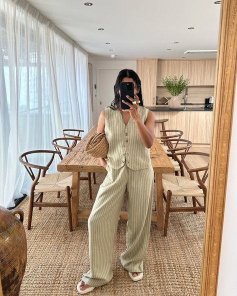 Monikh (@monikh) • Instagram-foto's en -video's Poplin Shirt Outfit, H&m Heels, Easy Outfit Ideas, Linen Stripes, December Outfits, Wool Waistcoat, Long Knitted Dress, Easy Outfit, Woven Jacket