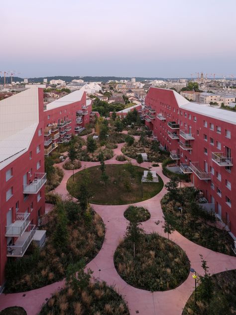 Courtyard Apartments, Walled Courtyard, Courtyard Landscaping, Rooftop Restaurant, Social Housing, Natural Ventilation, Urban Setting, Urban Living, Modern City