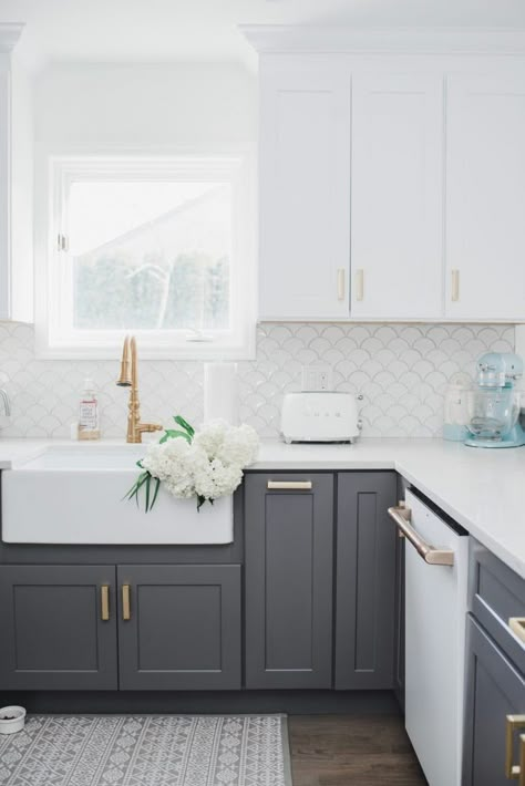 Dark charcoal grey cabinets with white upper cabinets, gold hardware. #kitchen #kitchenideas #kitchencabinets Coastal Inspired Kitchens, White Upper Cabinets, Model Dapur, Серая Кухня, Grey Kitchen Designs, Gray And White Kitchen, Kabinet Dapur, Gray Cabinets, 아파트 인테리어