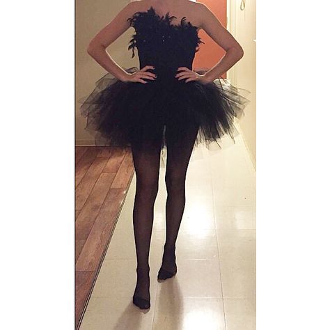 Black swan costume for Halloween #blackswan #halloweencostum #costum Blackswan Halloween Costume, Black Swan Diy Costume, The Black Swan Costume, Diy Black Swan Costume, Black Swan Costume Diy, Black Swan Cosplay, Black Swan Kostüm, Black Swan Costume Halloween, Black Swan Halloween Costume