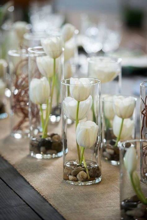 White Tulip Wedding Centerpiece Diy Wedding Flower Centerpieces, Easter Centerpieces Diy, Rustic Easter Decor, Tulip Wedding, Diy Wedding Inspiration, Spring Flower Arrangements, Simple Wedding Decorations, Simple Centerpieces, Paper Diy