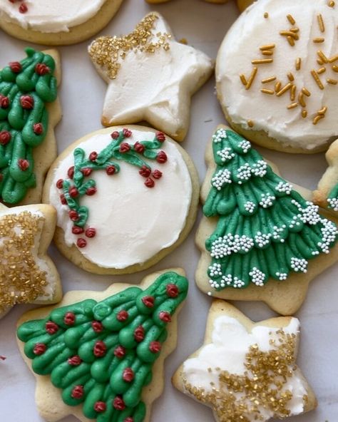 Christmas Sugar Cookies with Buttercream Frosting - That Bread Lady Christmas Cookies Decorated Buttercream, Christmas Cookies Buttercream, Easy Christmas Sugar Cookies, Christmas Sugar Cookie Ideas, Sugar Cookie Buttercream Frosting, Sugar Cookies With Buttercream Frosting, Christmas Sugar Cookies Easy, Cookies With Buttercream Frosting, Fluffy Buttercream Frosting