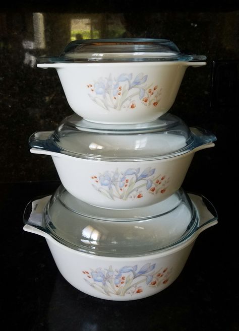 Vintage Pyrex Patterns, Pyrex Patterns, Vintage England, Blue Iris, Vintage Dishes, Pyrex Vintage, Pyrex, Mixing Bowl, White Vintage