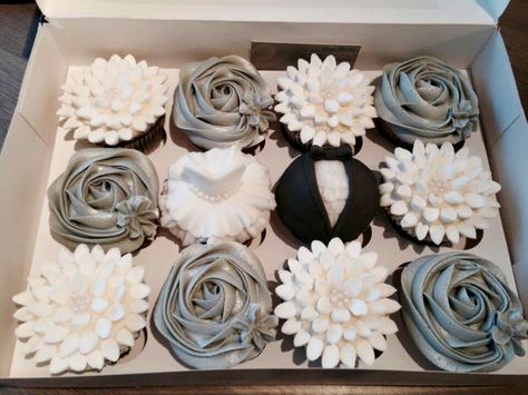 Sladky Bar, Prom Cupcakes Ideas, Black White And Silver Cupcakes, Silver Cupcakes Ideas, 25th Anniversary Cupcakes, Prom Cupcakes, Wedding Cupcakes Pearls, Prom Desserts, Extraordinary Desserts