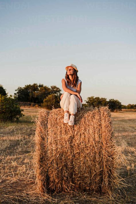 Hay Stack Photoshoot, Straw Bales Photoshoot, Hay Bail Photoshoot, Hay Rolls Photoshoot, Hay Bale Picture Ideas, Senior Photos Hay Bales, Pictures With Hay Bales, Hay Bale Photoshoot Picture Ideas, Farm Photoshoot Ideas Women