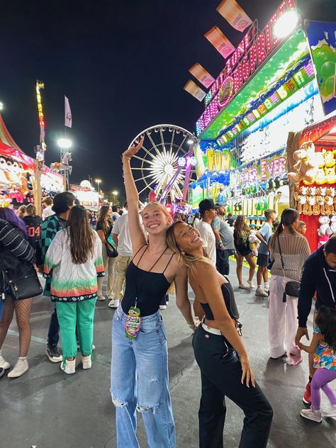 Fair Photo Inspiration, Outfit Ideas Amusement Park, Outfits For Fairs Summer, Fair Outfit Inspo Pics, Pictures To Take At The Fair, County Fair Pictures, Fair Pictures Ideas Friends, Instagram Fair Picture Ideas, Six Flags Photo Ideas