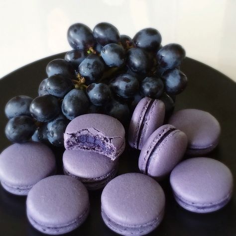 Black grape macarons. Grape Macarons, Roots Aesthetic, Grape Aesthetic, Grapes Aesthetic, Moon Wedding Cake, Purple Macarons, Mushroom Mountain, Ombré Cake, Maria Garcia