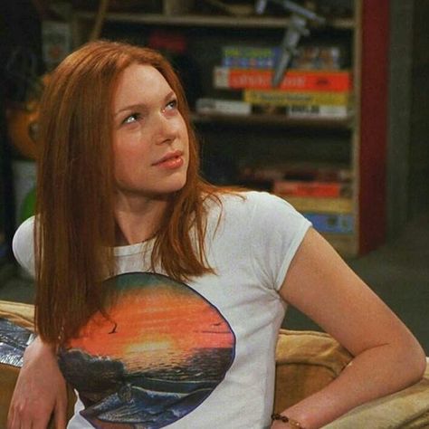 Image may contain: one or more people and people sitting That 70s Show Characters, Donna That 70s Show, Donna Pinciotti, 70 Show, 70s Show, Girly Makeup, Laura Prepon, That 70s Show, 90s Outfit