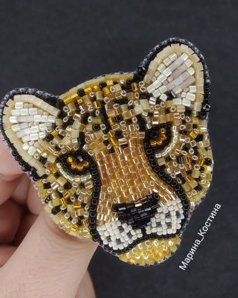 Beaded Patches, Bead Crafts Diy, Diy Bead Embroidery, Tambour Embroidery, Beadwork Embroidery, Embellished Bags, Handmade Embroidery Designs, Bead Embroidery Patterns, Animal Brooch