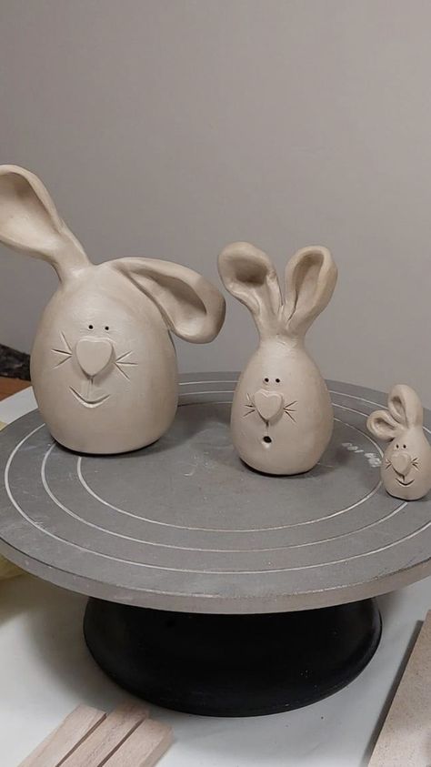 Air Dry Clay Rabbit, Ceramic Easter Ideas, Pottery Easter Ideas, Spring Ceramics Ideas, Clay Bunnies, Ceramic Easter, Easter Clay, Ceramics For Beginners, Easter Ceramics