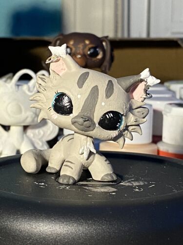 Custom Lps Cat, Lps Crafts Diy, Cute Lps Customs, Lps Shorthair Cat Custom, Lps Costom Ideas, Lps Custom Ideas, Littlest Pet Shop Customs, Lps Customs Ideas Easy, Lps Customs Ideas Cat