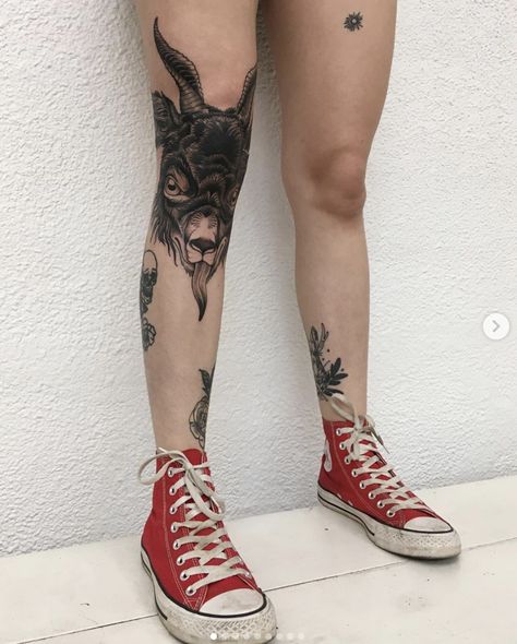 Traditional Tattoo Knee, Most Painful Tattoo, Knee Tattoos, Pin Up Girl Tattoo, Web Tattoo, Tattoo Skin, Knee Tattoo, Tattoos Designs, Eye Tattoo