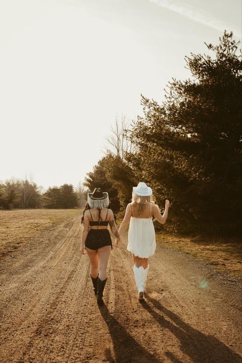 Western Photoshoot Ideas Best Friends, Best Friend Country Photoshoot, Country Best Friend Pictures, Bestfriend Photo Shoot Ideas Bestfriends, Midnight Photography, Bestie Shoot, Western Photoshoot Ideas, Country Poses, Bestie Photoshoot