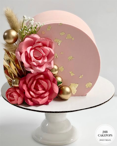 Simple Cakes For Women Birthdays, Girly Cakes For Women, Half Circle Cake Designs, Semi Circle Cake, Trendy Birthday Cakes For Women, Top Forward Cake Ideas, Trendy Birthday Cakes, Trendy Cake Designs, Birthday Cake And Balloons