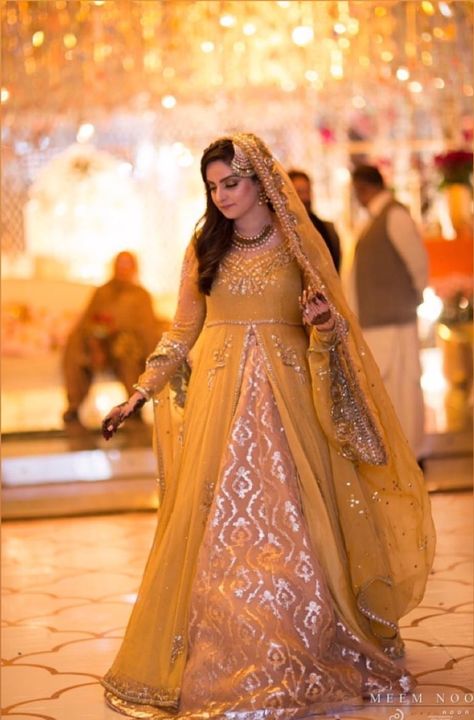 Fawad Khan’s sister at her Mehndi Pakistani Bridal Haldi Dress, Mayon Dresses For Bride Sister, Yellow Pakistani Haldi Dress, Mayoun Dress Pakistan Yellow Simple, Pink And Yellow Mehndi Dress, Indian Fancy Dress, Mayon Dresses, Pakistani Mehndi Dress, Bridal Mehndi Dresses