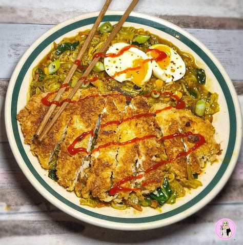 A Chicken Katsu Curry Ramen Bowl that's lower calories and so easy to prepare. Perfect for a low-calorie diet. Scroll down for the full recipe and instructionsThis dish is absolutely amazing! If, like me, you absolutely love a Chicken Katsu Curry, then you need to give this one a go.Like the look of this? You'll love my other healthy fakeaway recipes! Ramen is a Japanese noodle soup, served with meat and egg. This dish is kind of a mash-up of 2 Japanese dishes, ramen and chicken kats Healthy Fakeaway, Recipes Ramen, Slimmingworld Recipes, Healthy Low Calorie Dinner, Syn Free Food, Low Calorie Recipes Dinner, Chicken Katsu Curry, Curry Ramen, Fakeaway Recipes