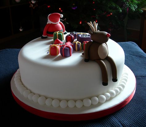 Funny christmas cake! Christmas Chocolate Cake Design, Christmas Cake Funny, Cute Christmas Cake Ideas Easy, Funny Christmas Cakes Ideas, Funny Christmas Cakes, Christmas Cake Ideas Decoration Simple, Christmas Cake Designs Awesome, Christmas Cake Decoration Ideas, Simple Christmas Cake Designs