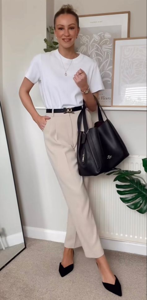 Khaki Trousers Outfit Winter, Cream Business Casual Outfit, Taupe Trousers Outfit, Cream Slacks Outfit Women, Nude Trousers Outfit, Cream Trouser Outfit Women, Slim Trousers Outfit, Cream Trousers Outfit, 30s Wardrobe