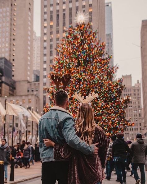 New York Photo Ideas, Couples City, Christmas Couple Pictures, Christmas Nyc, Rockefeller Center Christmas Tree, Nyc Photoshoot, Nyc Instagram, Nyc Christmas, New York Pictures