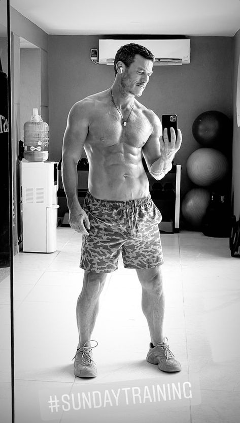 Luke Evans Body, Hollywood Male Actors, Sarah Gadon, Hottest Male Celebrities, Aaron Taylor Johnson, Luke Evans, Shirtless Men, Actor Model, Celebrities Male