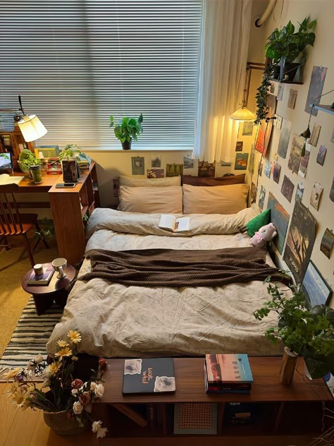 Small Bedroom With Plants, Basement Bedroom Aesthetic, Table Next To Bed, Small Bedroom Ideas Cozy, Bedroom With Plants, Bedroom Ideas Cozy, Karate Girl, Bedroom Setup, Pinterest Room Decor