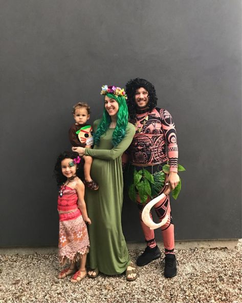 DIY family Moana costumes - C.R.A.F.T. Moana Family Costumes, Moana Halloween Costume, Disney Family Costumes, Family Costumes Diy, Family Themed Halloween Costumes, Festa Moana Baby, Meme Costume, Themed Halloween Costumes, Fantasia Disney