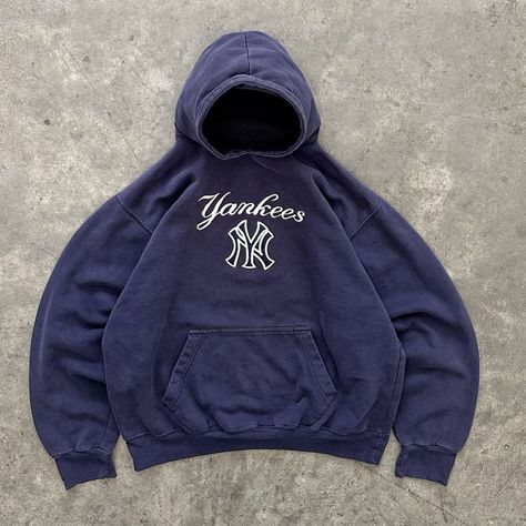 Outlander Magazine on Twitter: "Vintage Yankees Outerwear via Akimbo Club!🖤 https://t.co/2zAGoHqozN" / Twitter Yankees Hoodie, Rich Fashion, Navy Blue Hoodie, Hoodie Aesthetic, Navy Hoodie, Hoodie Outfit, Outfit Goals, Winter Clothes, Teen Fashion Outfits