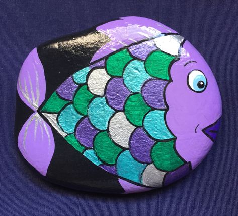 Painting Fish On Rocks Ideas, Painted Rocks Hummingbird, Fish Painted On Rocks, Rock Painting Fish Ideas, Painted Fish Rocks, Ocean Themed Painted Rocks, Ocean Rock Painting, Rock Painting Fish, Painted Rock Fish