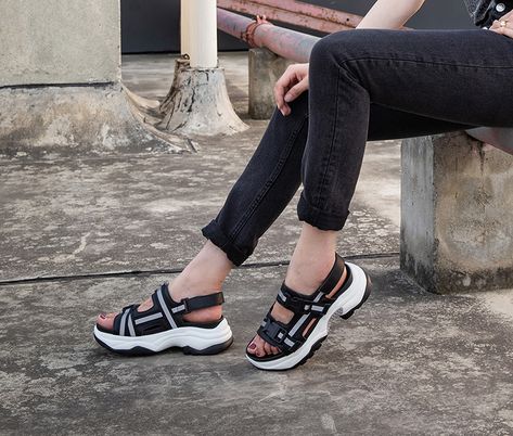 Summer and spring shoe trend this year has taken a turn with the sporty sandals taking the place of sneakers in your shoe clo Sporty Sandals Outfit, Sport Sandals Outfit, Kayaking Outfit, Style Foto, Sandals Outfit Summer, Sporty Sandals, Chiko Shoes, Shoe Trend, Sporty Sandal